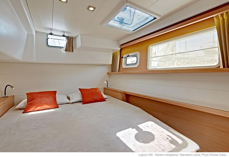 Book yachts online - catamaran - Lagoon 450  Flybridge - Sea Breeze - rent