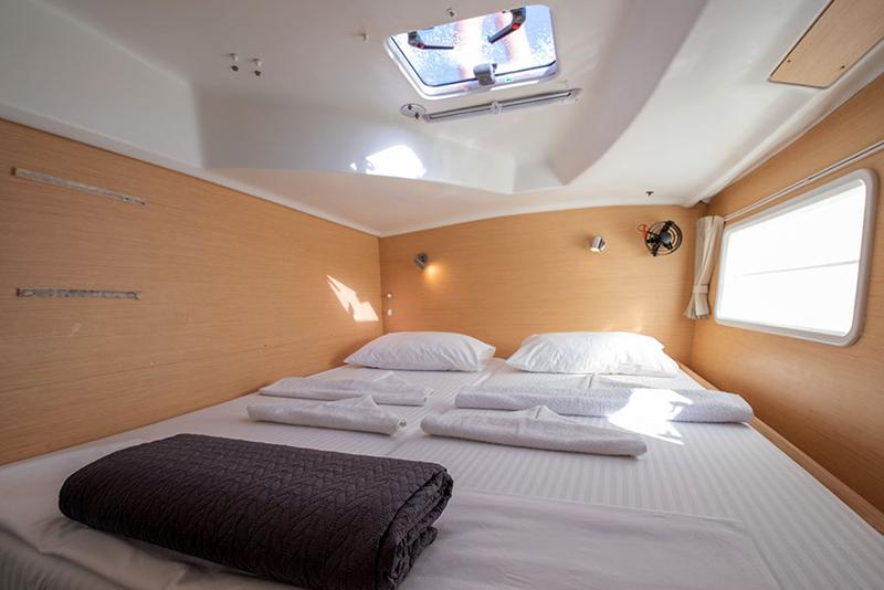 Book yachts online - catamaran - Lagoon 380 - Dino - rent