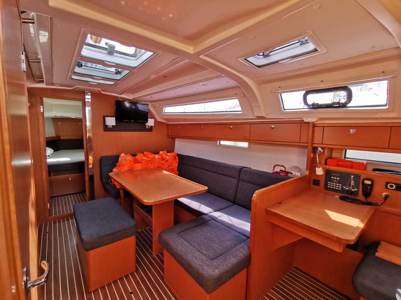 Book yachts online - sailboat - Bavaria Cruiser 41 - Zubatac - rent