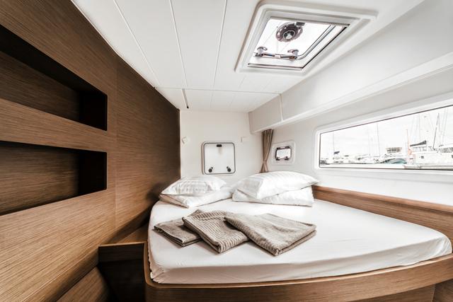 Book yachts online - catamaran - Lagoon 42 - ARTEMIS - rent