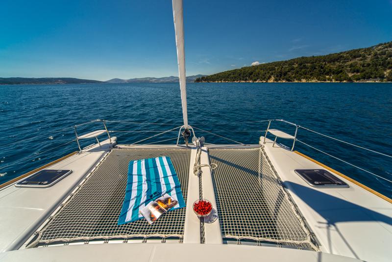 Book yachts online - catamaran - Lagoon 380 - Queen Mia - rent
