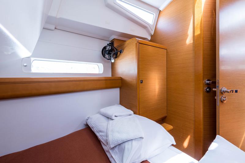 Book yachts online - sailboat - Jeanneau Sun Odyssey 469 - Vega - rent