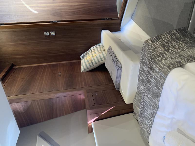 Book yachts online - motorboat - Grandezza 37 CA - KRISTINA - rent