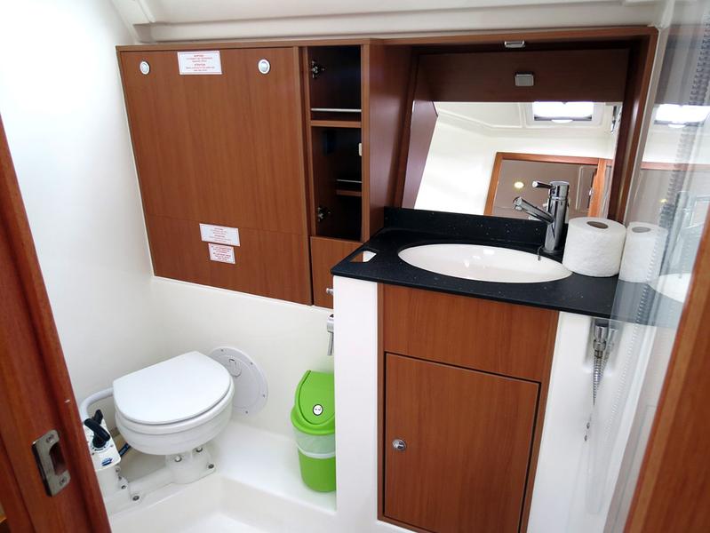 Book yachts online - sailboat - Bavaria Cruiser 40 - Almina - rent