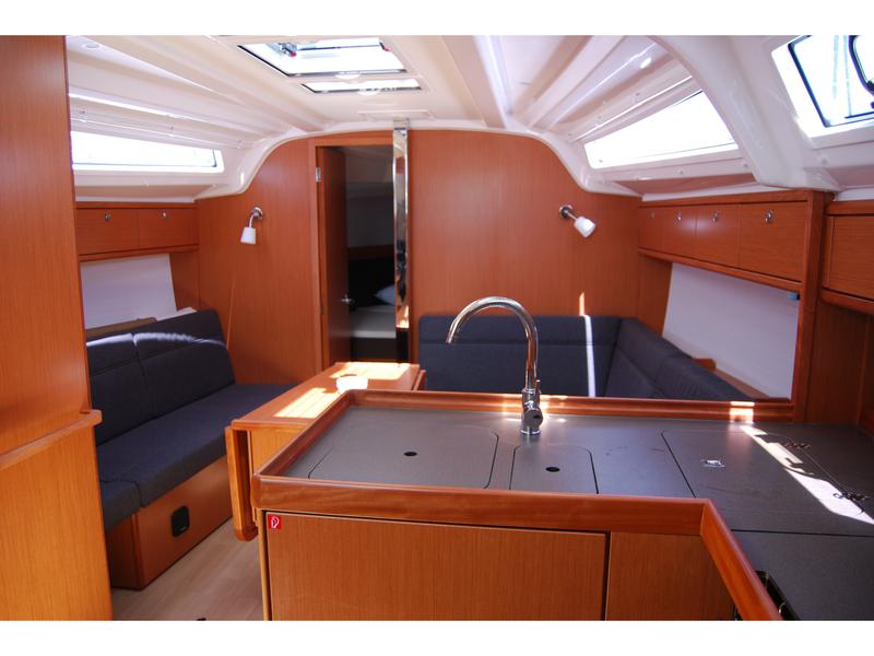 Book yachts online - sailboat - Bavaria Cruiser 37 - Anemos - rent
