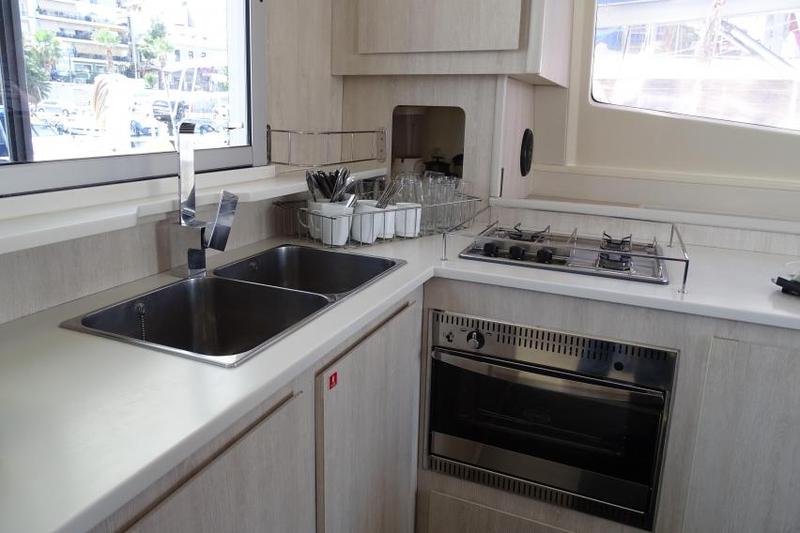 Book yachts online - catamaran - Leopard 44 - La Luna (Radazul) - rent