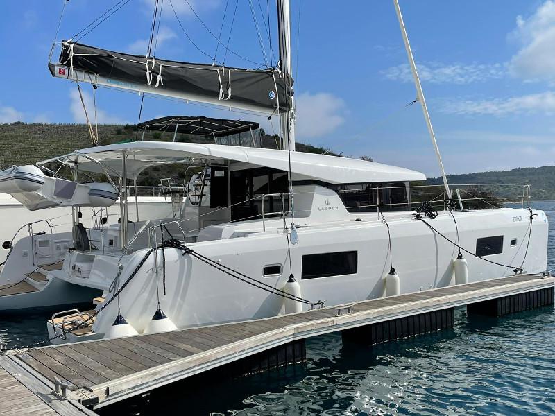 Book yachts online - catamaran - Lagoon 42 - POSEIDON new 2021+AC+G - rent