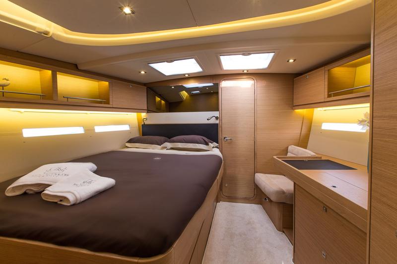 Book yachts online - sailboat - Dufour 56 Exclusive - INVICTUS - rent