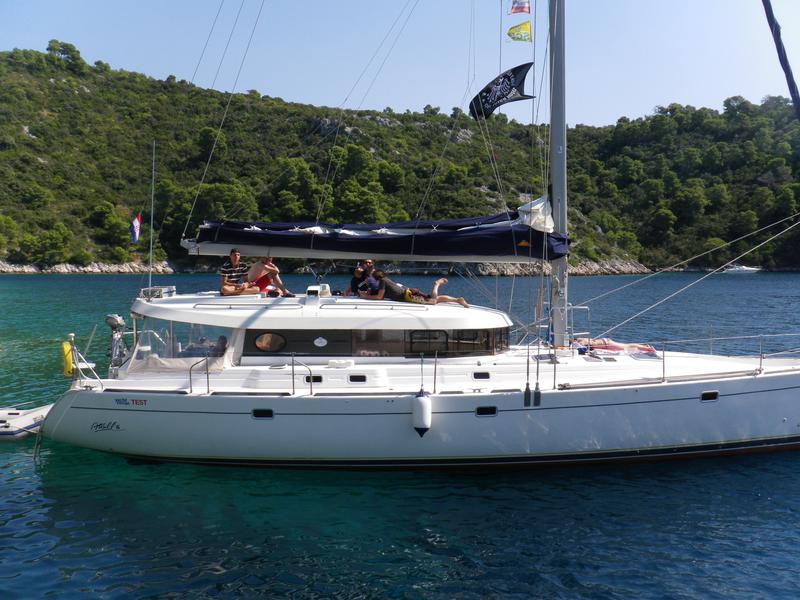 Book yachts online - sailboat - Dufour Atoll 6 - Nephele - rent
