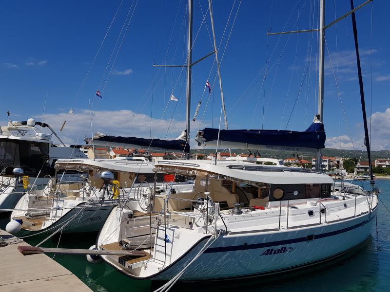 Book yachts online - sailboat - Dufour Atoll 6 - Nephele - rent