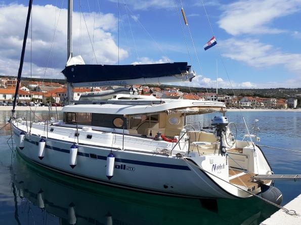 Book yachts online - sailboat - Dufour Atoll 6 - Nephele - rent