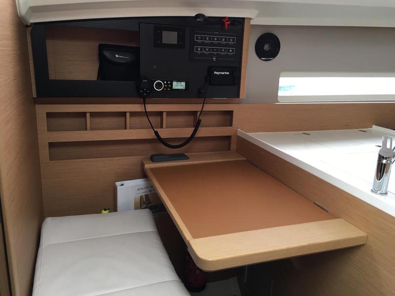 Book yachts online - sailboat - Sun Odyssey 410 - Intrepida - rent