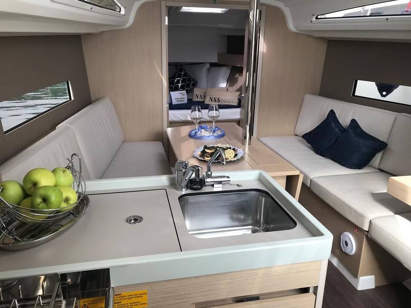 Book yachts online - sailboat - Oceanis 30.1 - Carina - rent