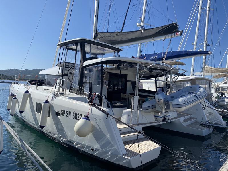 Book yachts online - catamaran - Lagoon 42 - Diadema (A/C, WM, Generator, Inverter) - rent