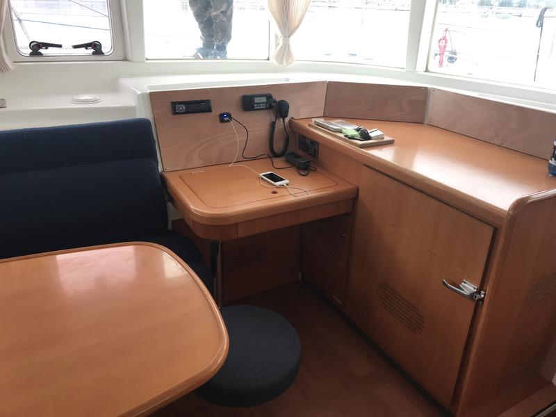 Book yachts online - catamaran - Lagoon 440 - Isis (Generator) - rent