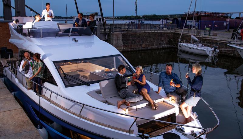Book yachts online - motorboat - Sealine F430 - BLUE LAGOON - rent