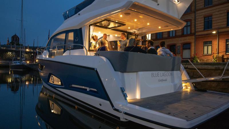 Book yachts online - motorboat - Sealine F430 - BLUE LAGOON - rent