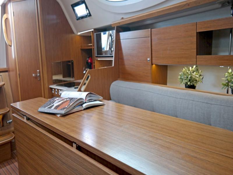 Book yachts online - sailboat - Maxus 33.1 RS Prestige - MIDNIGHT SUN - rent