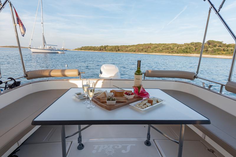 Book yachts online - motorboat - Leidi 800R - H8 - rent