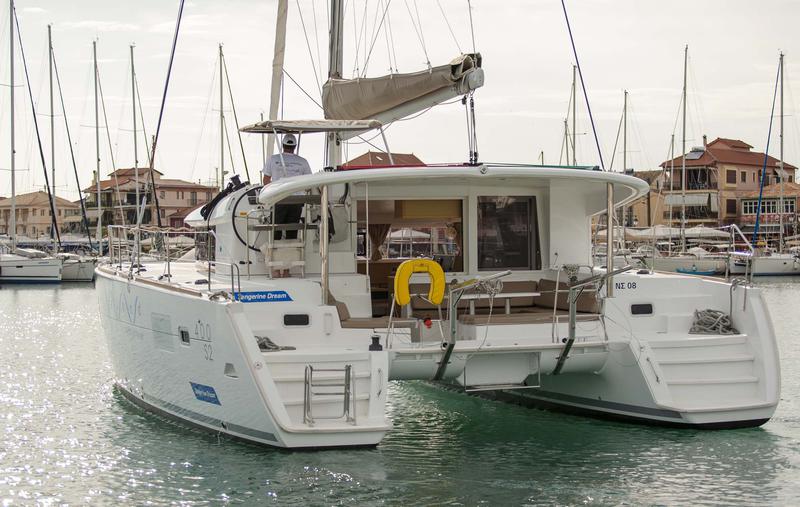 Book yachts online - catamaran - Lagoon 400 S2 - Tangerine Dream - rent