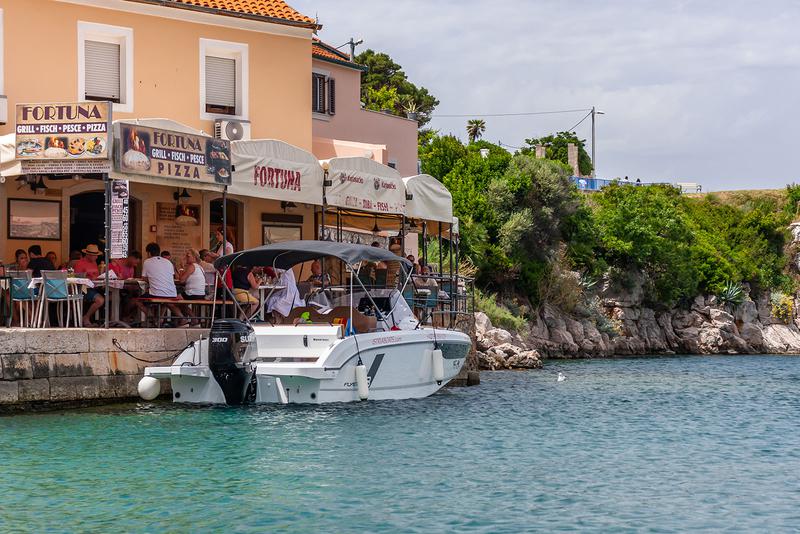 Book yachts online - motorboat - Beneteau Flyer 8 SUNdeck - LUCY - rent