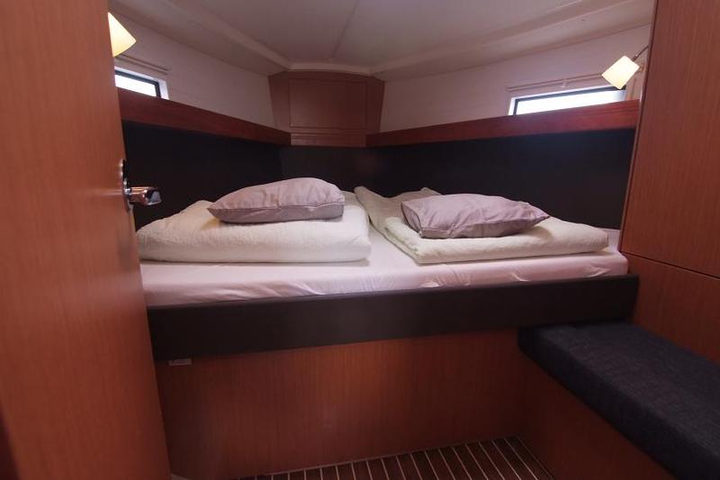 Book yachts online - sailboat - Bavaria Cruiser 37 - JUGO - rent