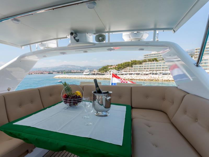 Book yachts online - motorboat - Moonen 65 - Petar - rent