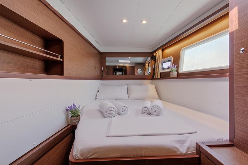 Book yachts online - catamaran - Lagoon 450  Flybridge - Smile - rent