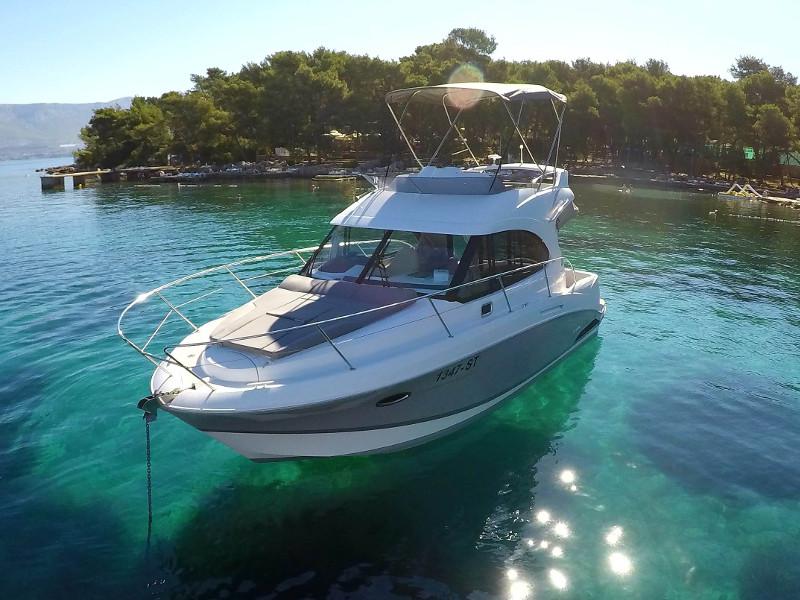 Book yachts online - motorboat - Antares 30 Fly - Lumar SeaMotion - rent
