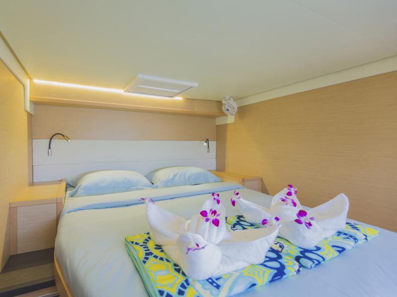 Book yachts online - catamaran - Lagoon 52F - Blue Moon - rent