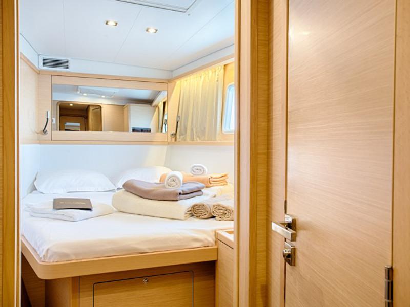 Book yachts online - catamaran - Lagoon 450 F Luxury - BRIGHT MOON  - rent
