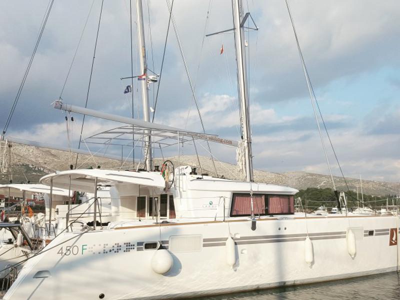Book yachts online - catamaran - Lagoon 450 F Luxury - BLUE BERRY  - rent