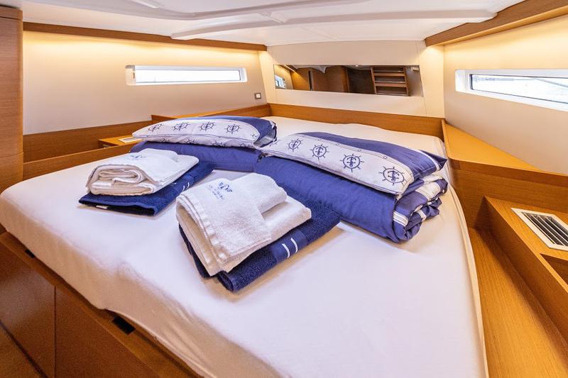 Book yachts online - catamaran - Dufour 48 Catamaran - VAR - rent