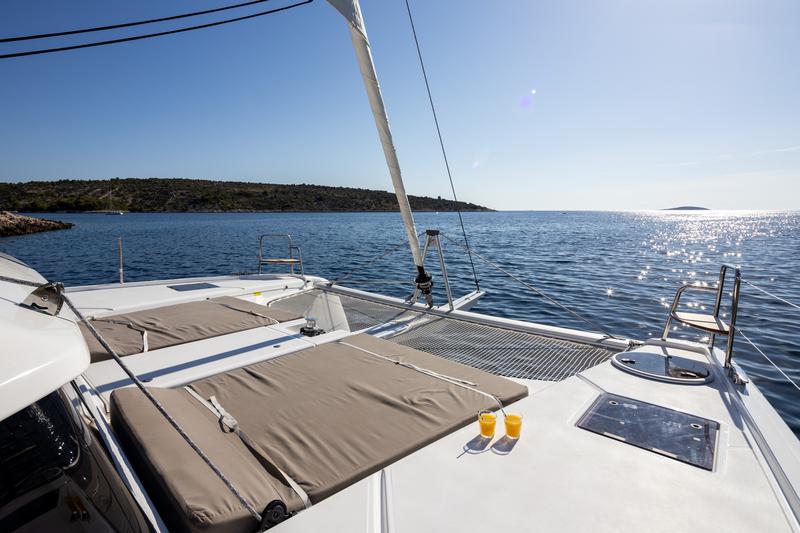 Book yachts online - catamaran - Dufour 48 Catamaran - UNO - rent