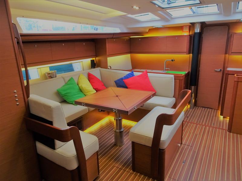 Book yachts online - sailboat - Dufour 520 GL - EURUS - rent