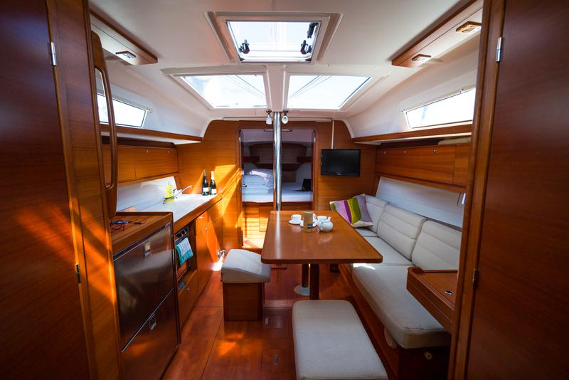Book yachts online - sailboat - Dufour 382 GL - Justin - rent