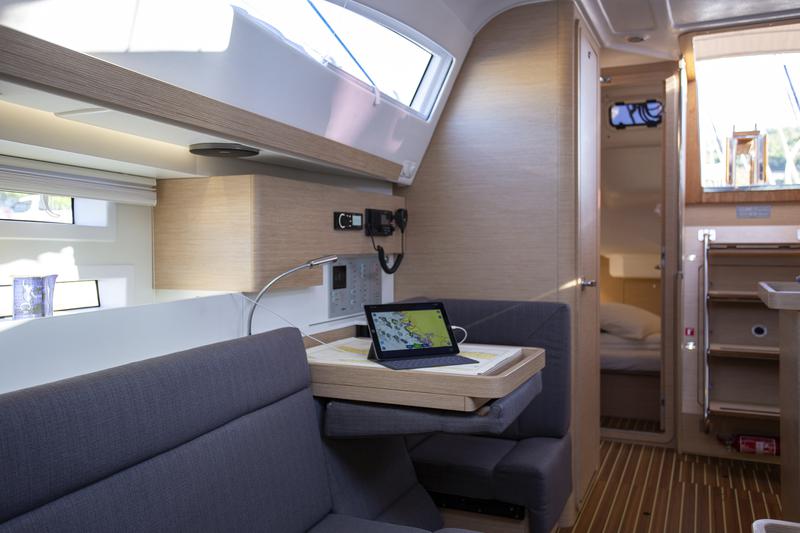 Book yachts online - sailboat - Elan 40 Impression - JANINA - rent