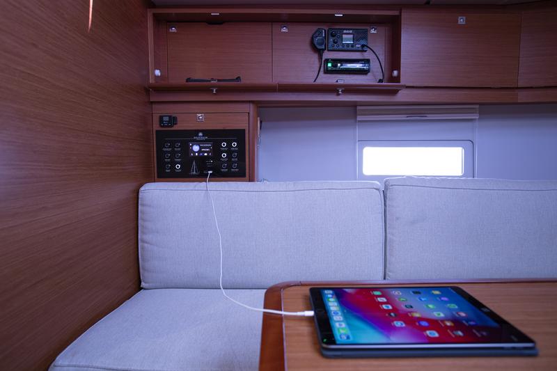 Book yachts online - sailboat - Dufour 430 Grand Large - Lana V - rent