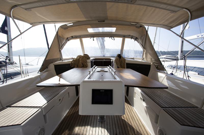 Book yachts online - sailboat - Dufour 430 Grand Large - Lana V - rent