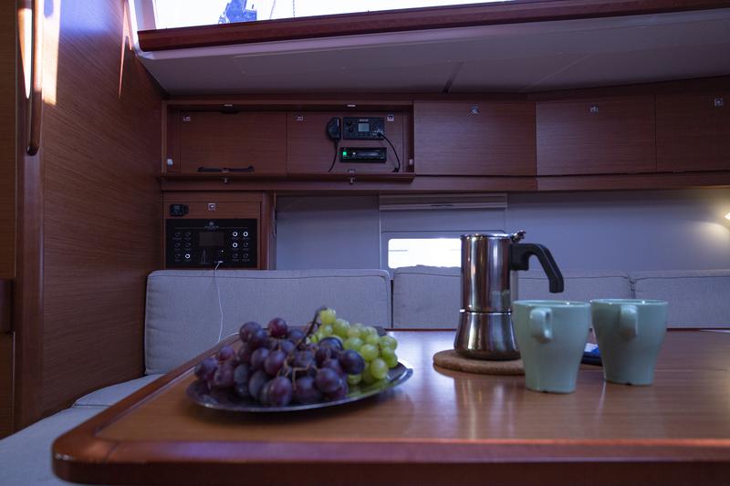 Book yachts online - sailboat - Dufour 430 Grand Large - Lana V - rent