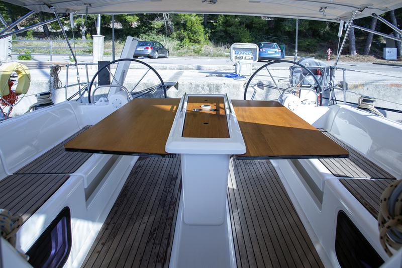 Book yachts online - sailboat - Dufour 412 Grand large - Skyra - rent