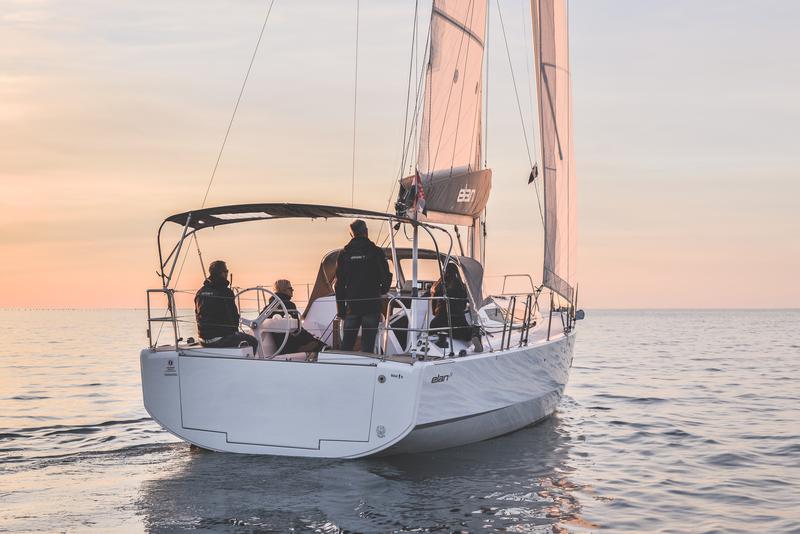 Book yachts online - sailboat - Elan E4 - LUNA - rent