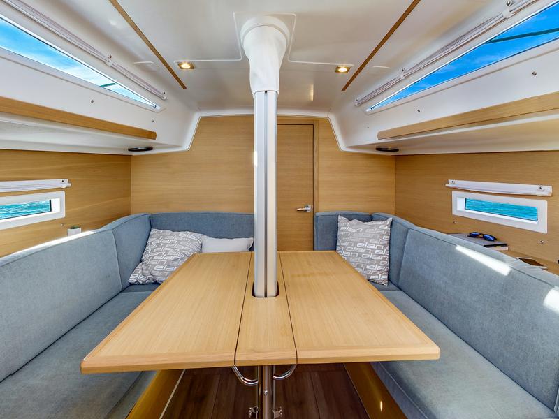 Book yachts online - sailboat - Elan E4 - LUNA - rent