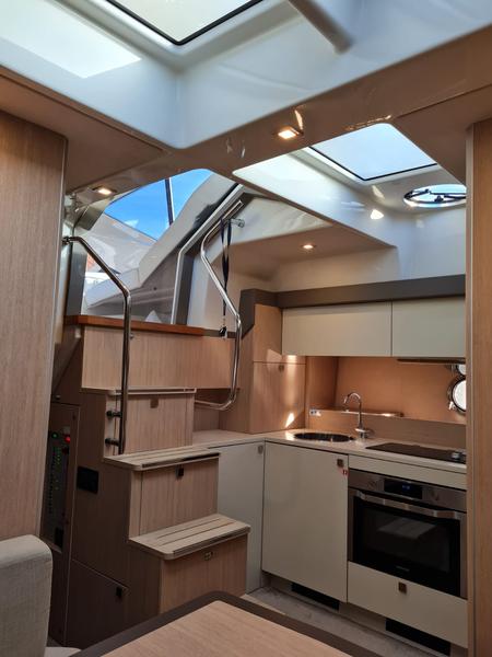 Book yachts online - motorboat - Cranchi M44 HT - Hakuna Matata - rent