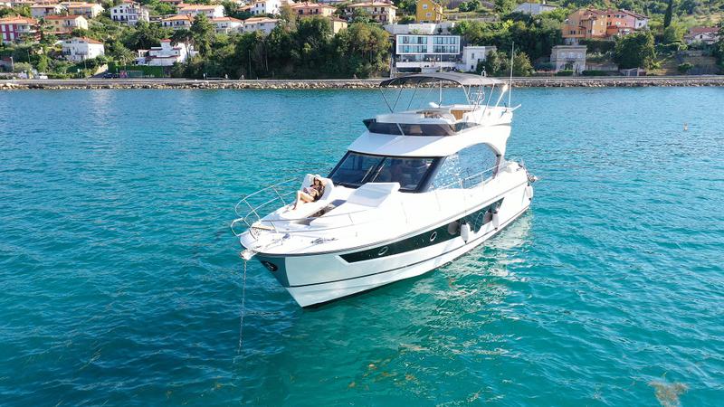 Book yachts online - motorboat - Monte Carlo 52 - Nora - rent