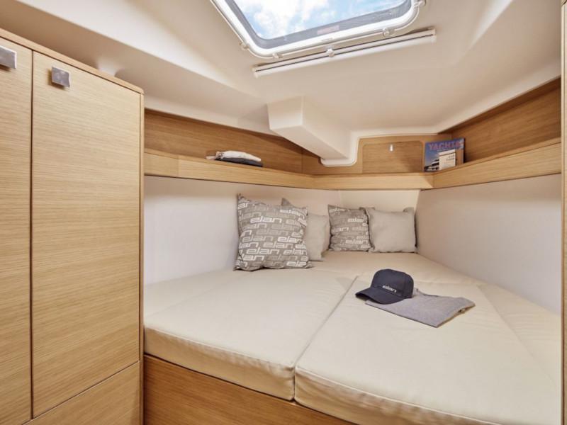Book yachts online - sailboat - Elan E4 - Cesar - rent