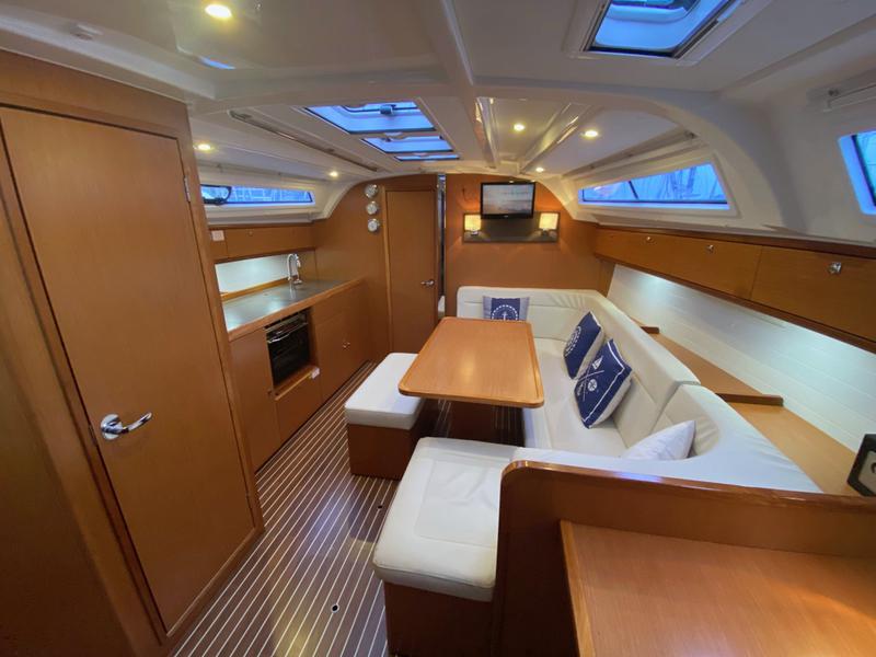Book yachts online - sailboat - Bavaria Cruiser 41 - Raven - rent