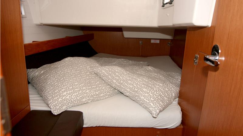 Book yachts online - sailboat - Bavaria Cruiser 41 - Raven - rent