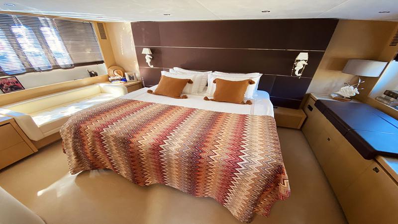 Book yachts online - motorboat - Princess V62 - Dolce Vita - rent