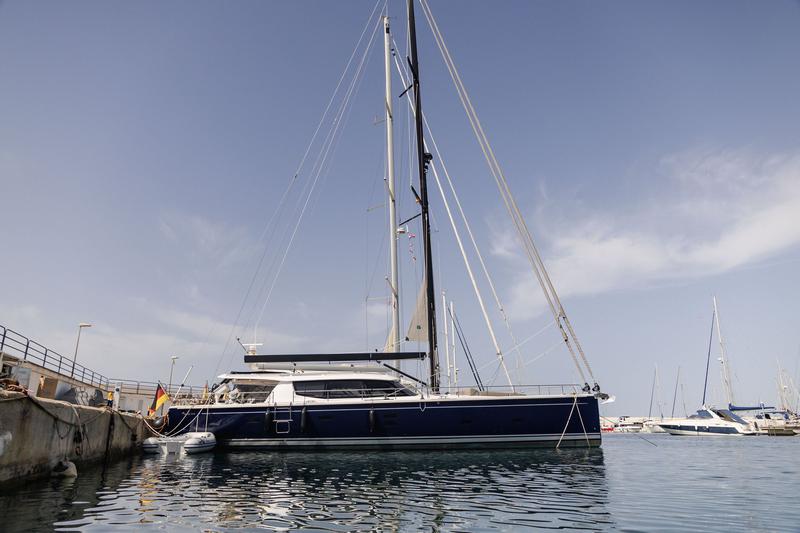 Book yachts online - sailboat - Moody 54 - Adventuro - rent